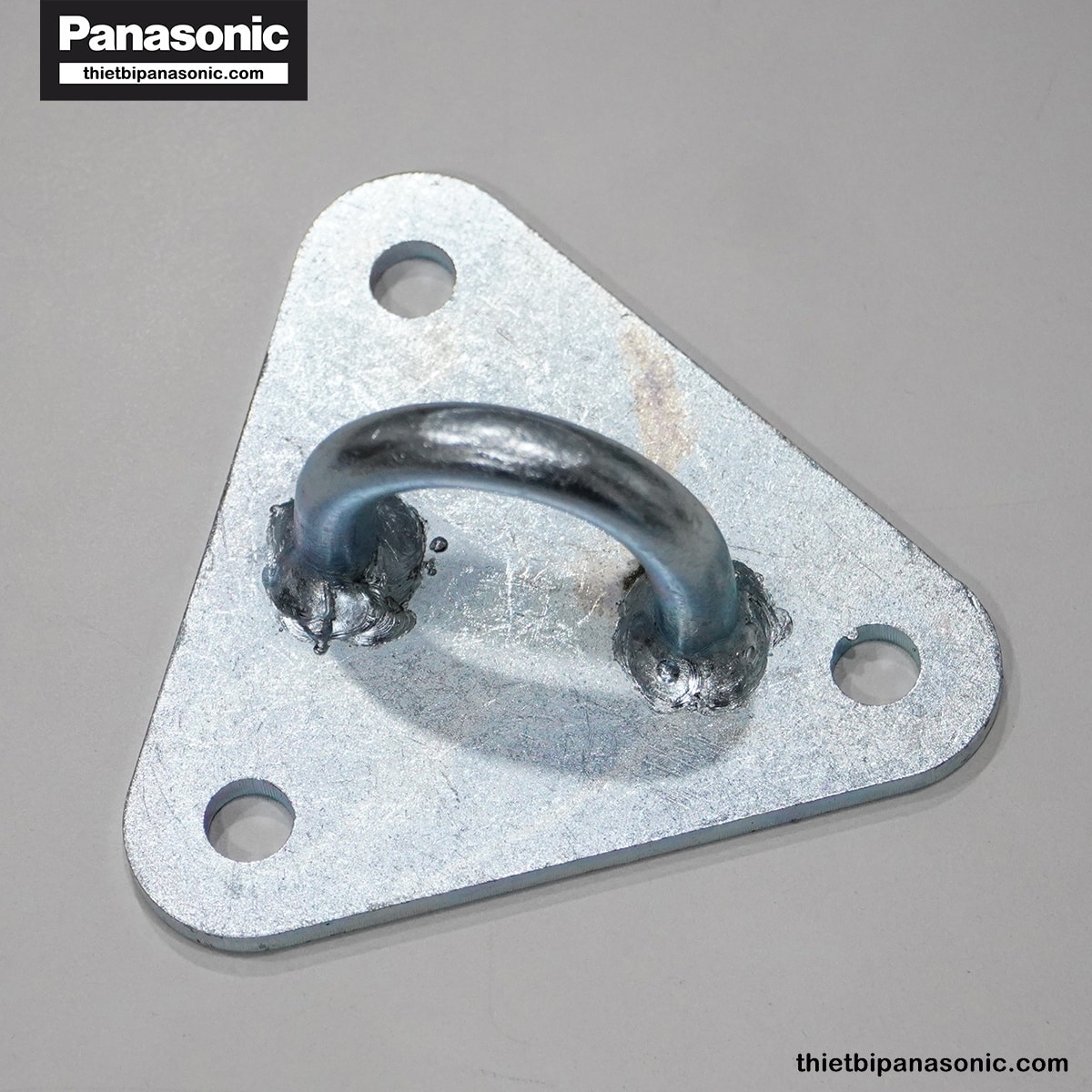 Mặt trên của móc treo quạt trần Panasonic
