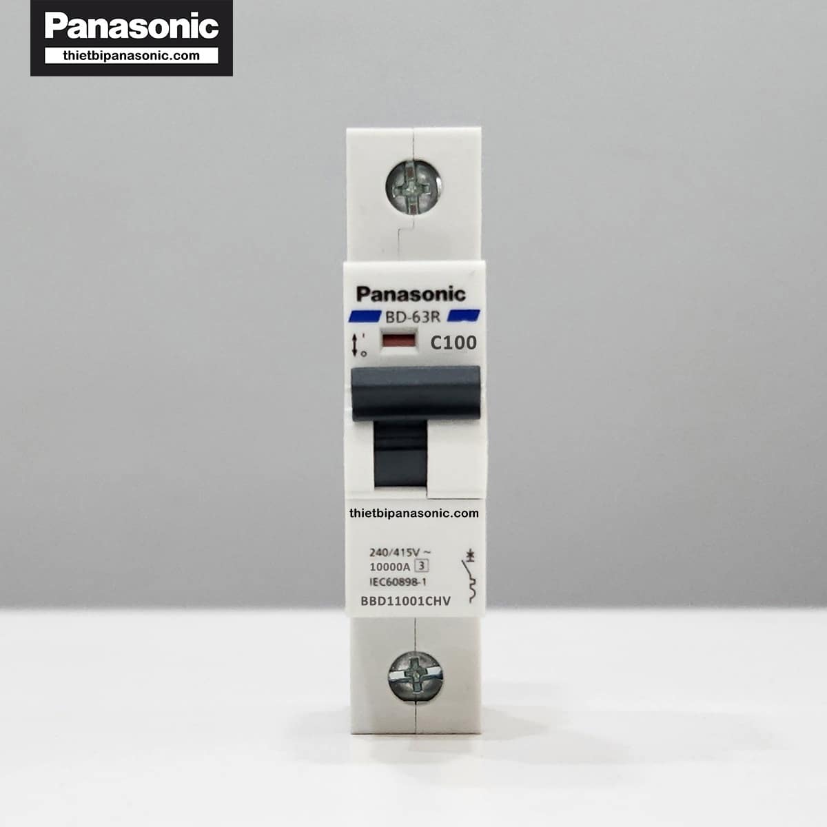 MCB 1P 100A 10kA Panasonic ở trạng thái bật (dấu hiệu nhận biết màu đỏ)