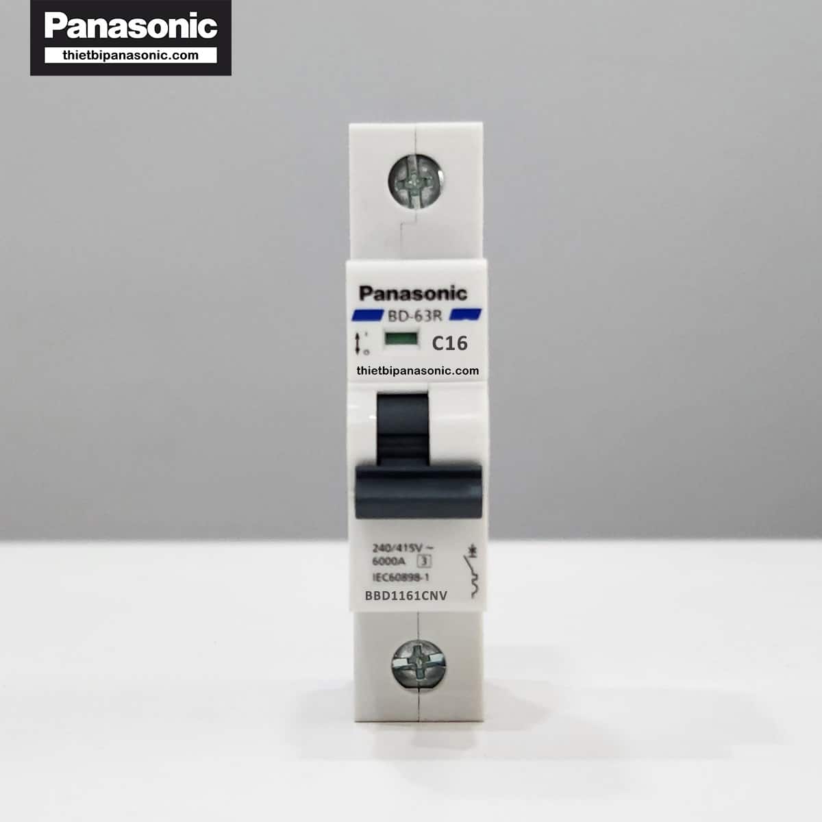 MCB 1P 16A 6kA Panasonic ở trạng thái tắt (dấu hiệu nhận biết màu xanh)