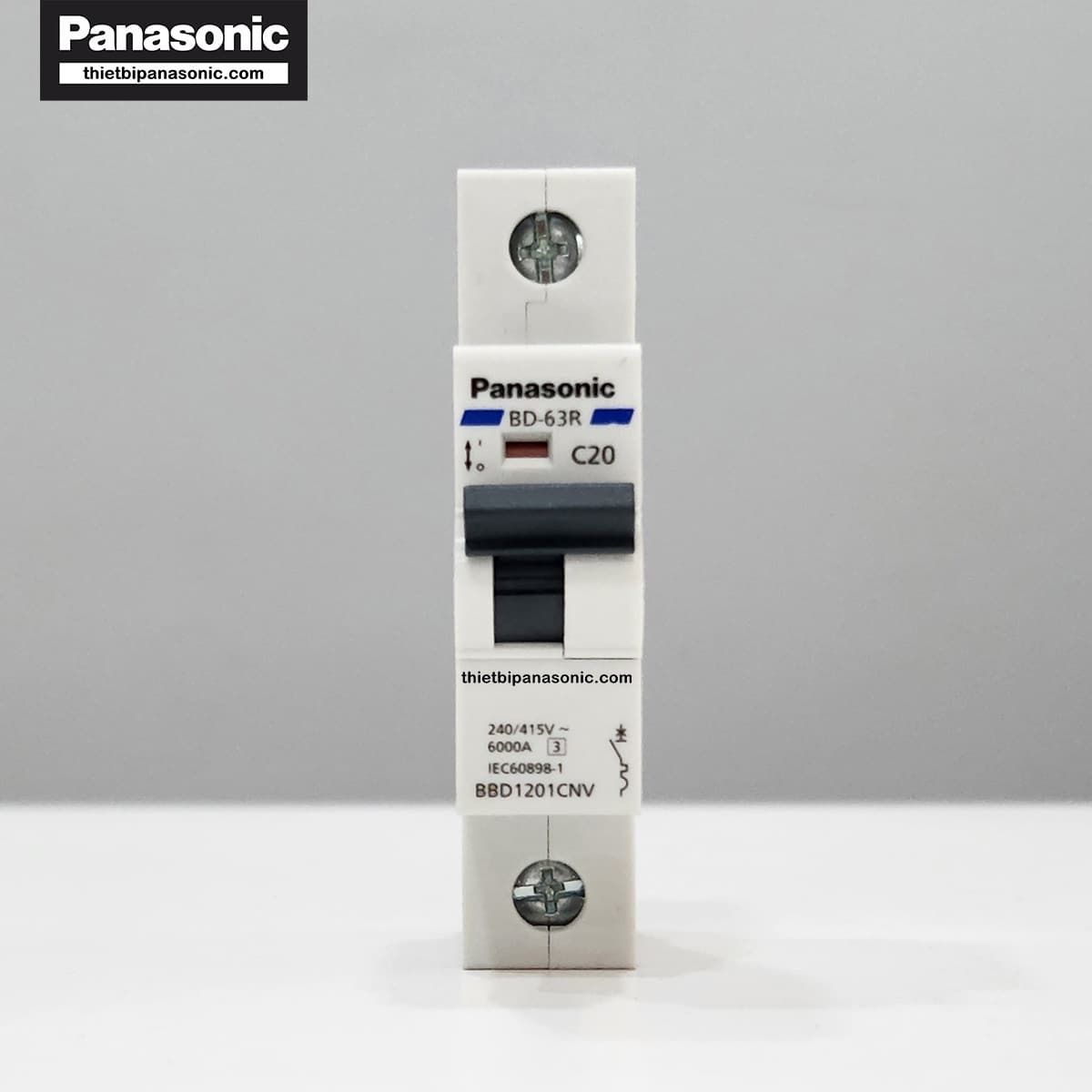 MCB 1P 20A 6kA Panasonic ở trạng thái bật (dấu hiệu nhận biết màu đỏ)