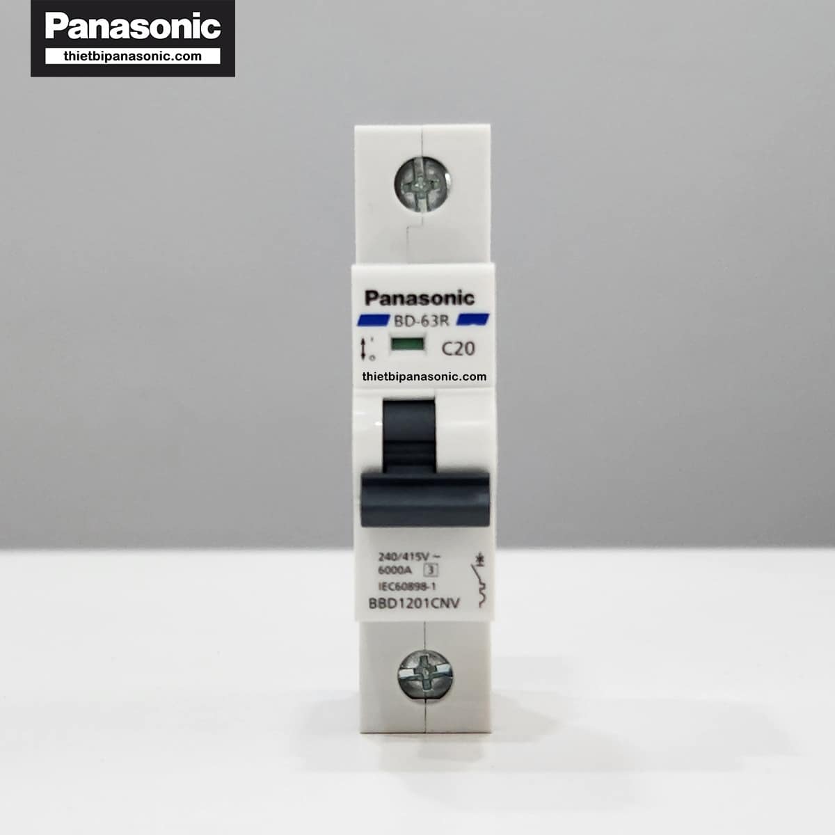 MCB 1P 20A 6kA Panasonic ở trạng thái tắt (dấu hiệu nhận biết màu xanh)