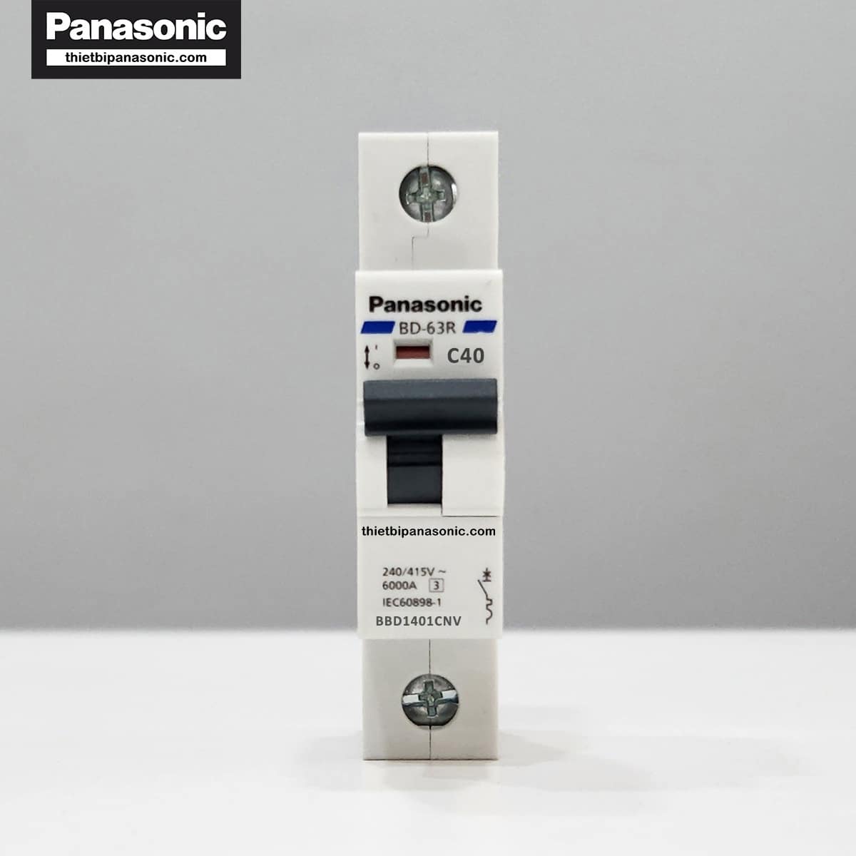 MCB 1P 40A 6kA Panasonic ở trạng thái bật (dấu hiệu nhận biết màu đỏ)