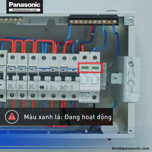 Thiết bị chống sét lan truyền Panasonic BBDT2321BV đang hoạt động khi hiển thị màu xanh lá