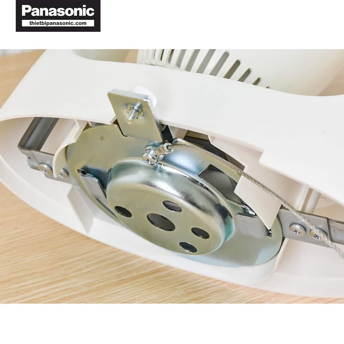 Động cơ của Quạt trần đảo Panasonic F-409QGO được làm hoàn toàn từ dây đồng chất lượng cao