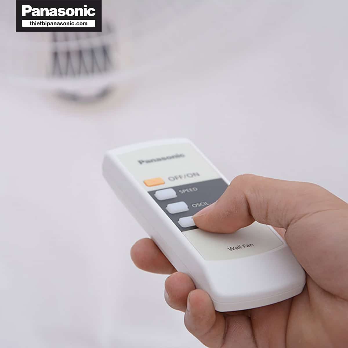 Quạt treo tường Panasonic F-409MG màu trắng ngà được tích hợp điều khiển từ xa tiện lợi