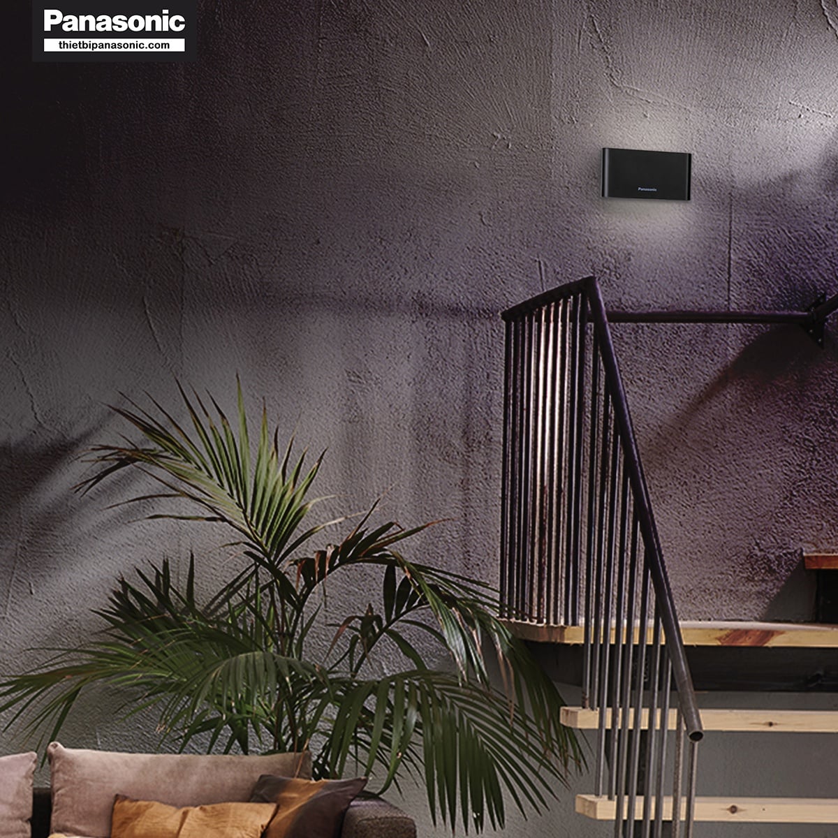 Đèn rọi tường Panasonic HHBQ1004B88 Màu Đen được lắp tại cầu thang
