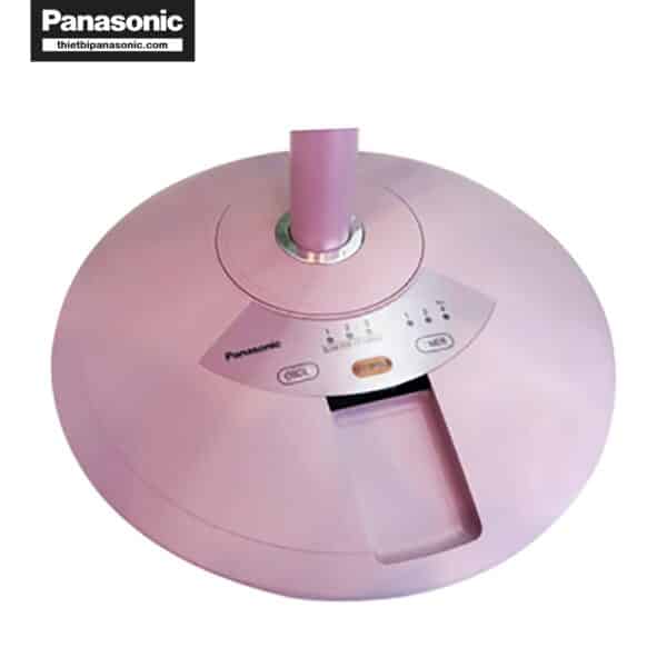 Khu vực điều khiển của Quạt cây Panasonic F-308NHP màu hồng nằm bên dưới chân quạt