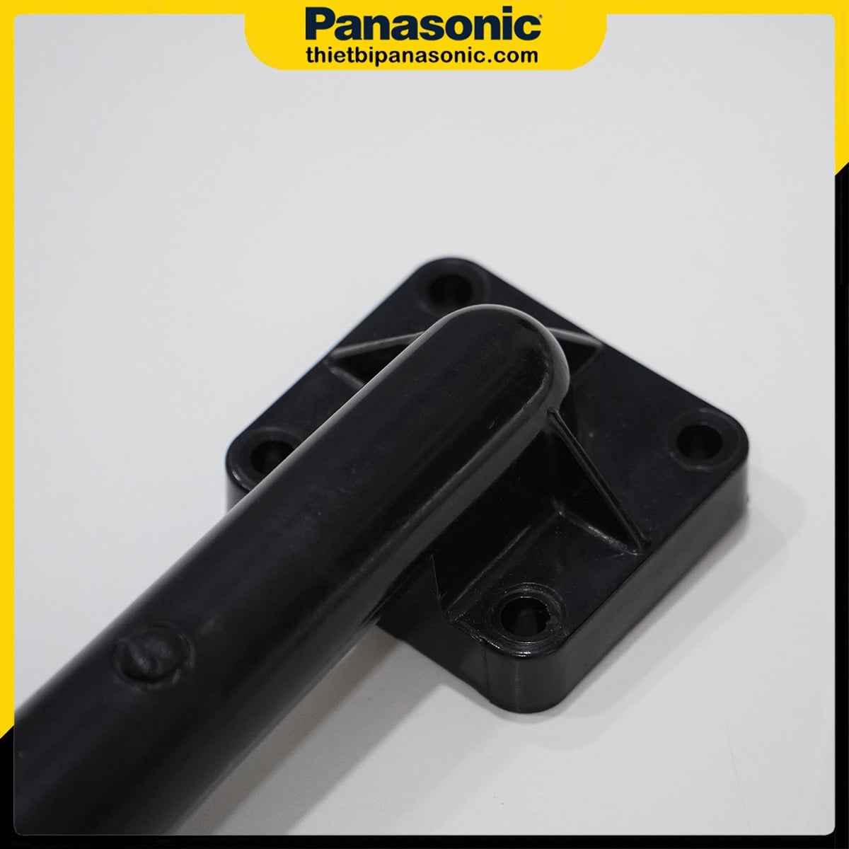 Co đứng bơm vuông Panasonic được làm từ nhựa PVC cứng cáp