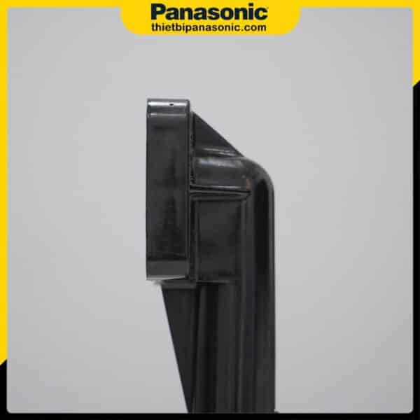 Mặt bên phải của co đứng máy bơm tăng áp Panasonic